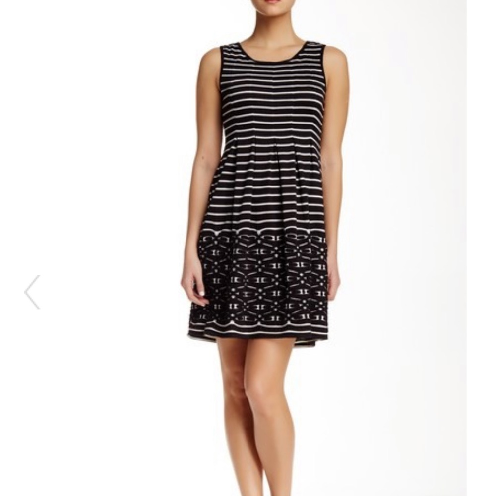 Max Studio Medium Black Stripe Abstract